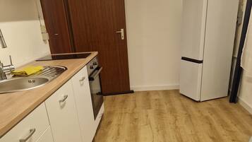 Fridge, oven, stovetop, cookware/dishes/utensils