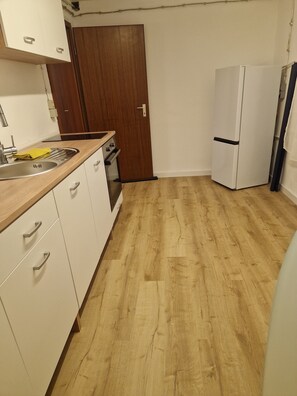 Fridge, oven, stovetop, cookware/dishes/utensils - Bungalow in Sibbesse (Sibbesse)