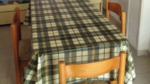 A small room with a bed, a table, and two chairs. - Vacation house located in quiet hillside area with sea view and swimming pool (Vieste)