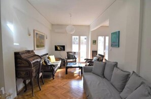 Living area - Alice in Kypseli - Elegant & Stylish APT (Athina)