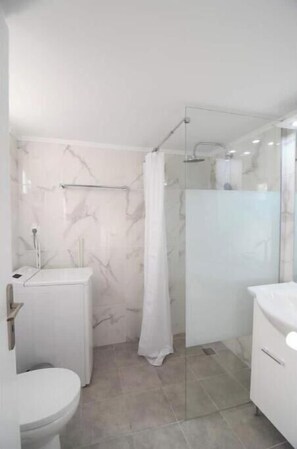 Shower, towels, soap, toilet paper - Alice in Kypseli - Elegant & Stylish APT (Athina)