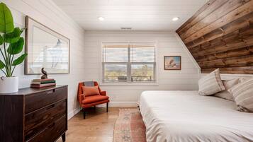 Desk, travel cot, WiFi, bed sheets