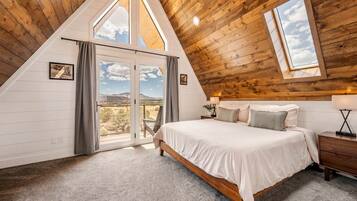3 bedrooms, desk, travel crib, WiFi