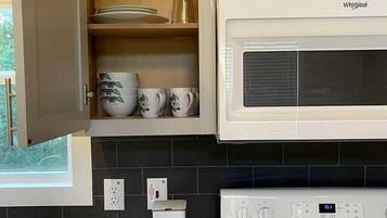 Cafetière/bouilloire, réfrigérateur, micro-ondes, four