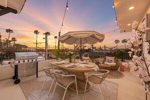 Outdoor dining - The Coastal Palm Designer Pacific Beach Townhome Near the Beach (San Diego)