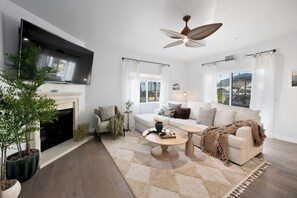 Smart TV, fireplace - The Coastal Palm Designer Pacific Beach Townhome Near the Beach (San Diego)