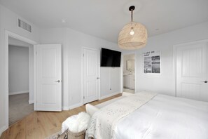 2 bedrooms, desk, iron/ironing board, travel cot - The Coastal Palm Designer Pacific Beach Townhome Near the Beach (San Diego)