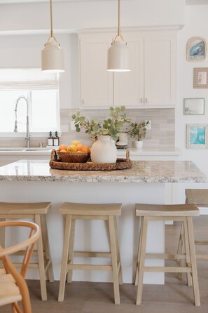 Fridge, microwave, oven, stovetop - The Coastal Palm Designer Pacific Beach Townhome Near the Beach (San Diego)