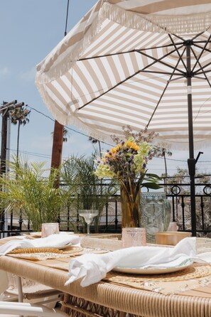 Outdoor dining - The Coastal Palm Designer Pacific Beach Townhome Near the Beach (San Diego)