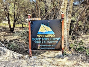 Skilt for San Diego Mountain Lodge med hytter og campingpladser til autocampere.