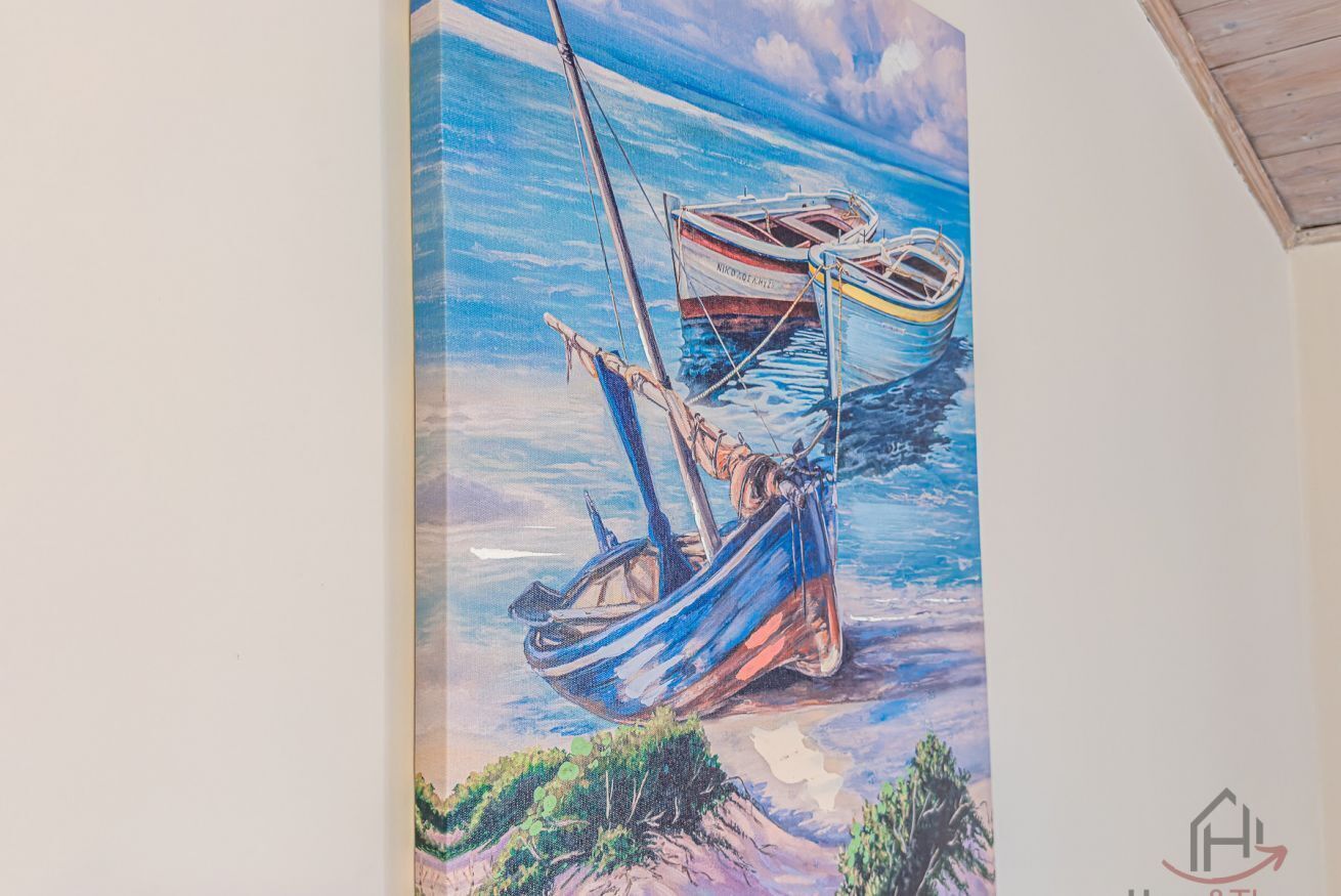 Une fresque représentant des bateaux sur un mur.