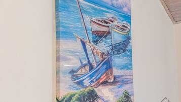 Une fresque représentant des bateaux sur un mur.