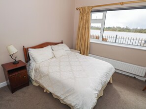 4 bedrooms, individually decorated, individually furnished - Sweetbriar Lodge (Loughglinn)