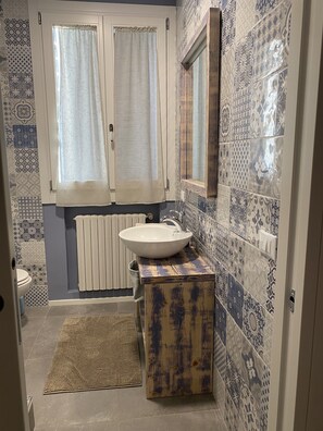 Een douche, een haardroger, handdoeken