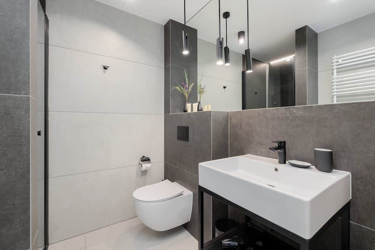 Shower, hair dryer, towels, shampoo