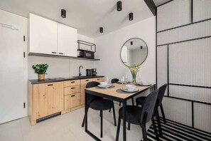 Dining - Stylish Apartment near the Beach | Green Port | Swimming Pool | Sauna | Gym (Kołobrzeg)