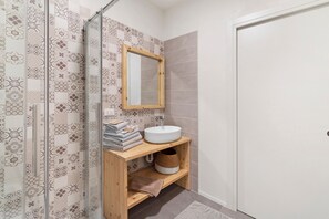 Een douche, een haardroger, handdoeken
