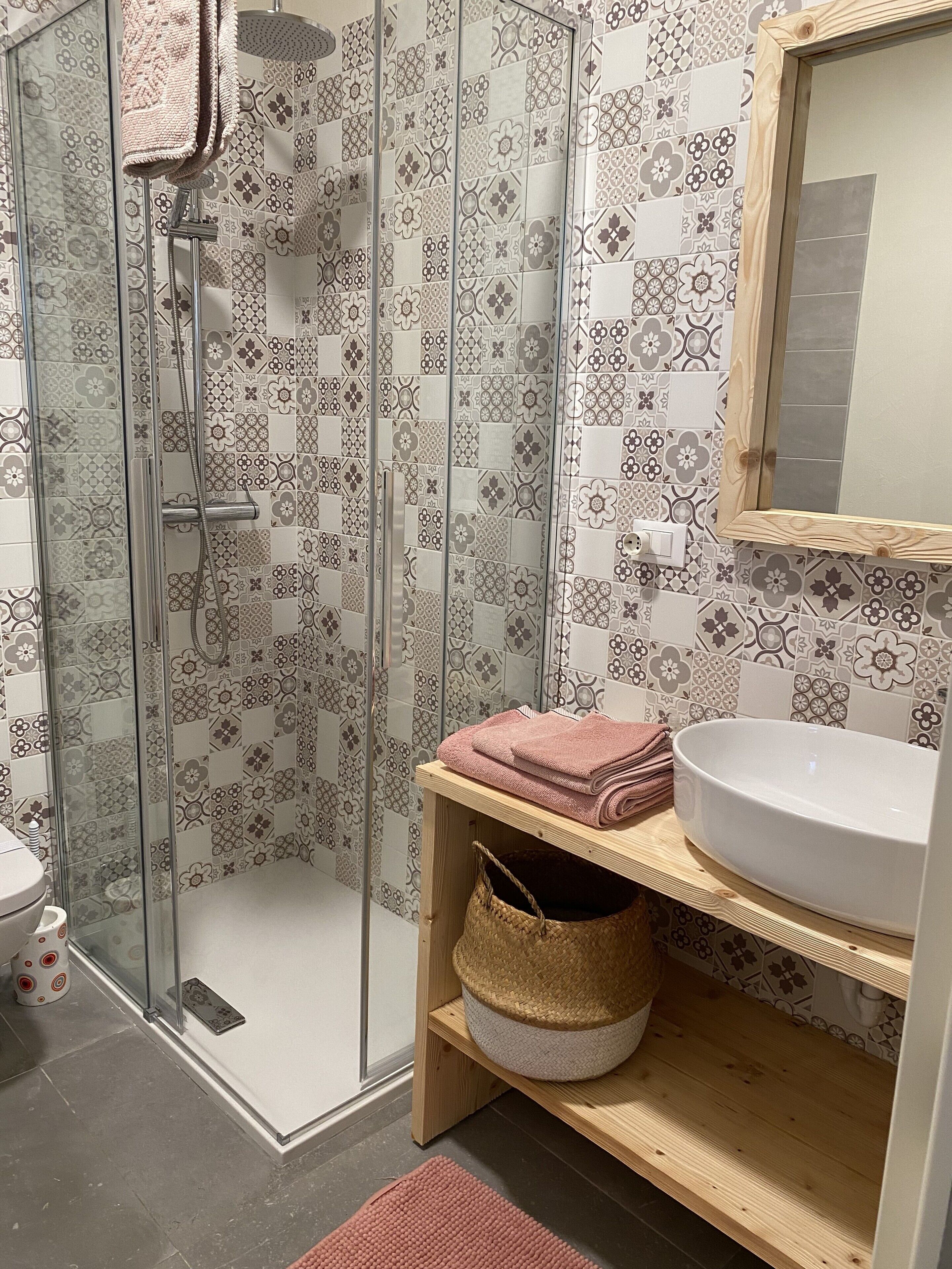 Douche, sèche-cheveux, serviettes fournies