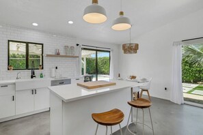 Private kitchen - Desert Oasis w/ Pool & Spa, Game Room + Theater (Indio)