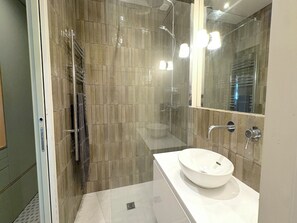 Dusche, Haartrockner, Bidet, Handtücher