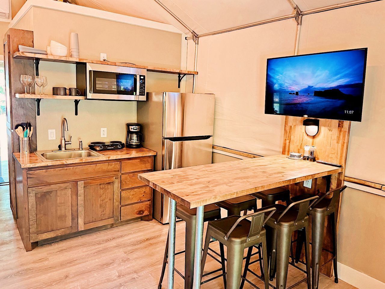 Coffee/tea maker, fridge, microwave, oven