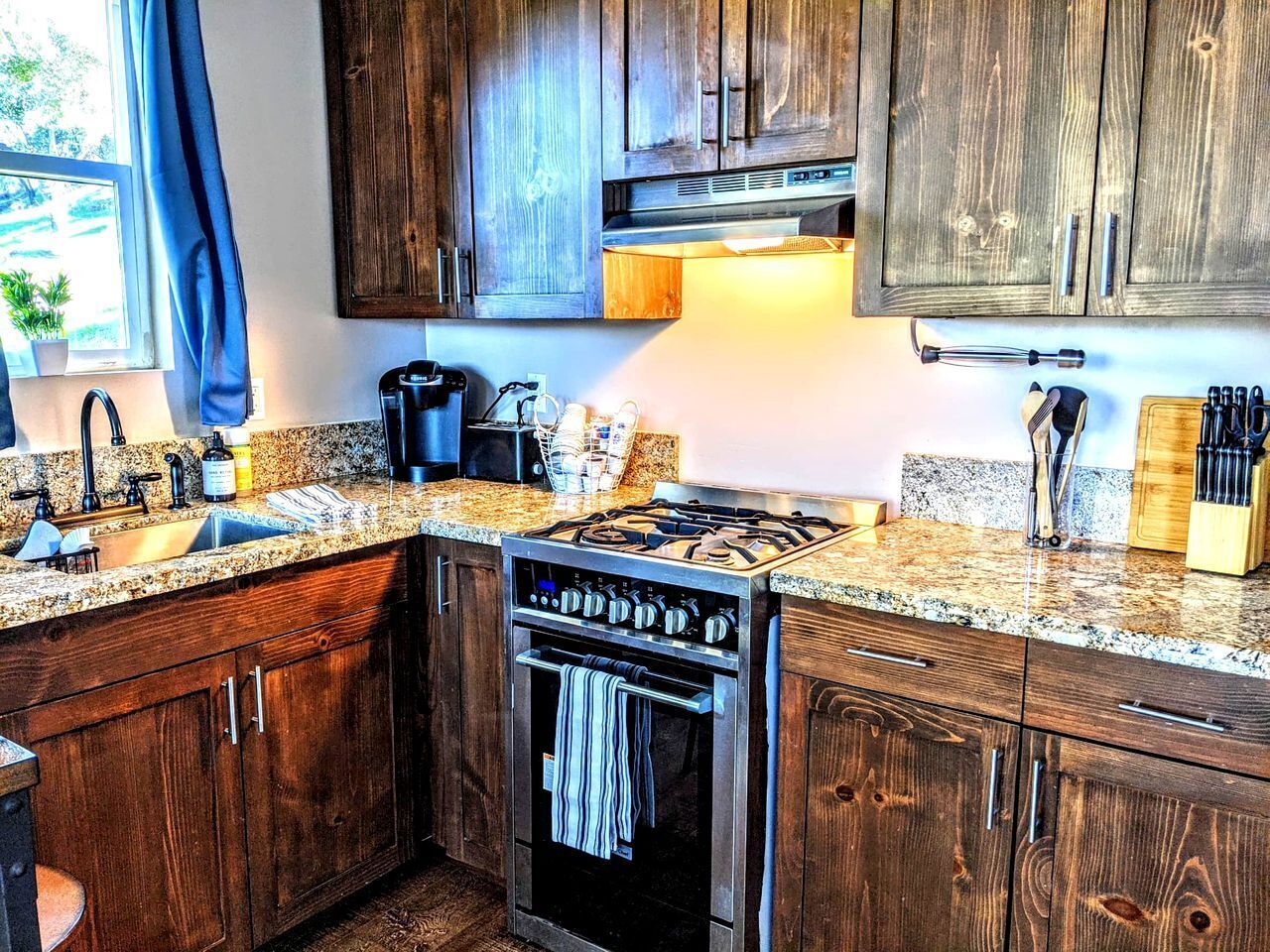 Fridge, oven, stovetop, coffee/tea maker