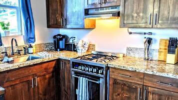 Fridge, oven, stovetop, coffee/tea maker