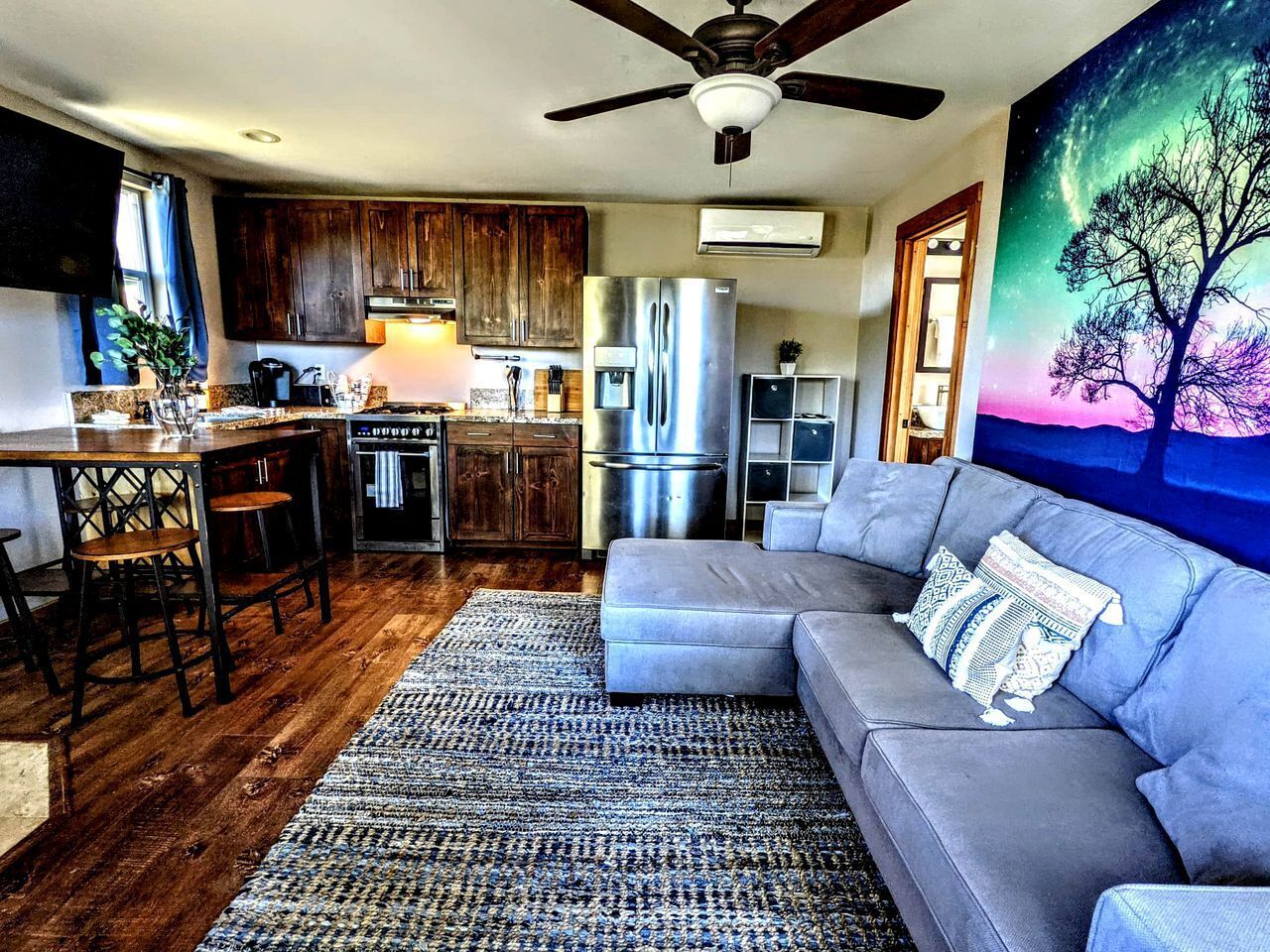TV, fireplace