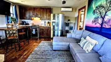 TV, fireplace