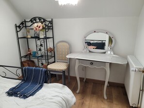Een strijkplank/strijkijzer, wifi, beddengoed