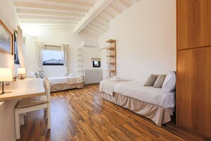 4 habitaciones, escritorio, tabla de planchar con plancha y wifi gratis 