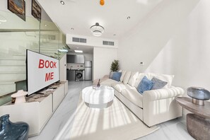Interior - Free housekeeping visits during your stay - StayShort - Cozy 1BR Townhouse loft style located in Rukan Community (Dubai Land)
