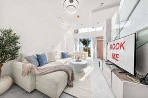 TV - Free housekeeping visits during your stay - StayShort - Cozy 1BR Townhouse loft style located in Rukan Community (Dubai Land)