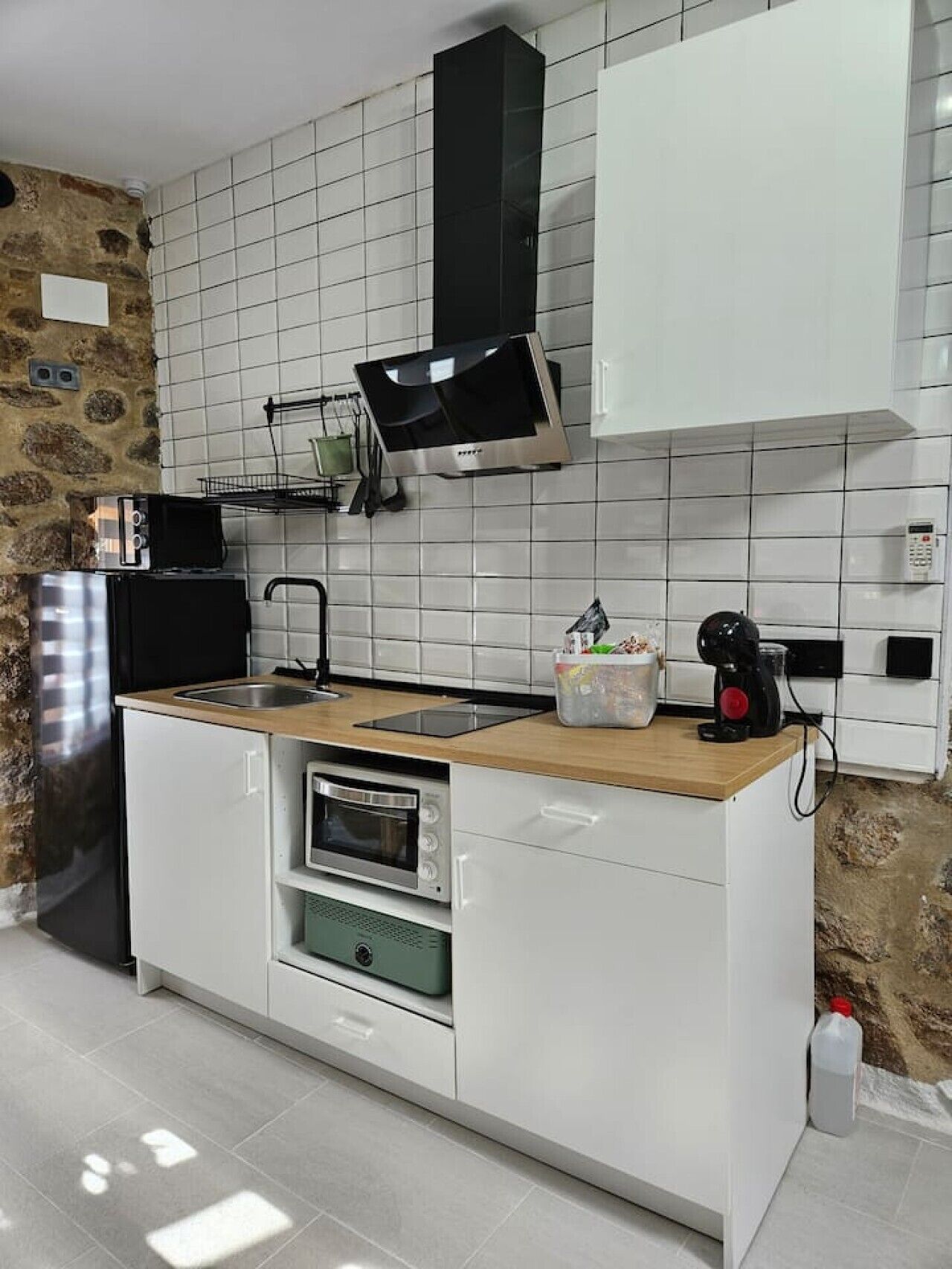 Réfrigérateur, micro-ondes, plaque de cuisson, cafetière/bouilloire