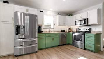 Coffee/tea maker, fridge, microwave, oven