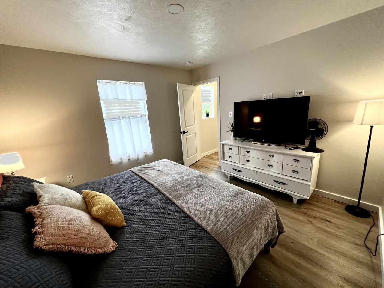 4 bedrooms, iron/ironing board, WiFi, bed sheets