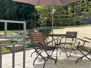 Outdoor dining - Apartment Am Waldrand with Private Terrace, Garden, and Wi-Fi (Wörth am Rhein)