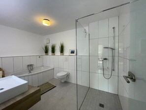 Bathroom - Apartment Am Waldrand with Private Terrace, Garden, and Wi-Fi (Wörth am Rhein)