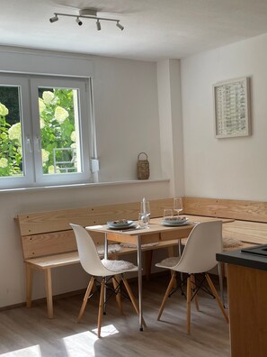 Dining - Apartment Am Waldrand with Private Terrace, Garden, and Wi-Fi (Wörth am Rhein)