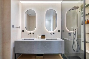 Shower, hair dryer, towels - Ria Front Paradise – A Gem Facing the Ria (Olhão)