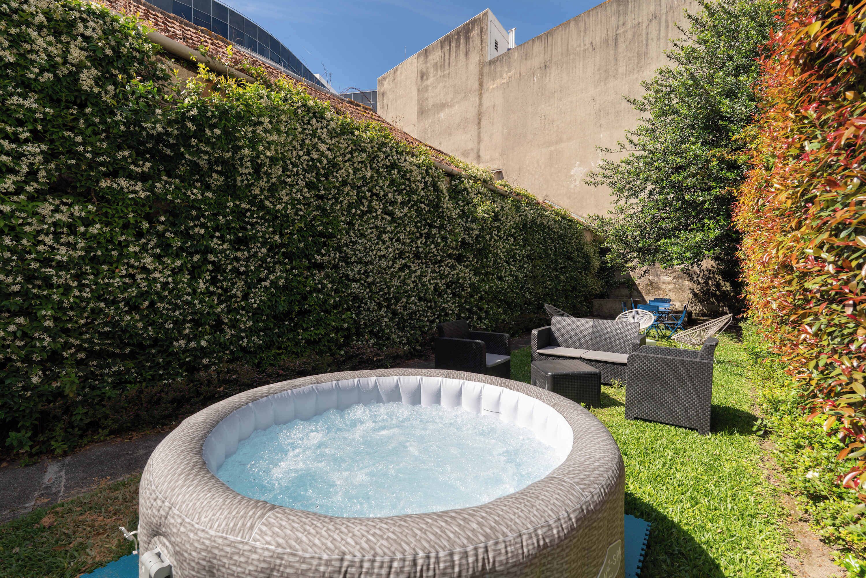 Outdoor spa tub