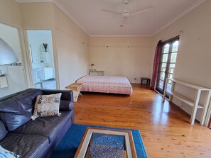 Room - The Lookout@RiverHaven ~ Private timber cabin, river views & huge swimming holes (Millstream)