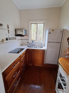 Private kitchen - The Lookout@RiverHaven ~ Private timber cabin, river views & huge swimming holes (Millstream)