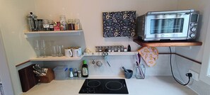 Refrigerador, horno, parrilla de estufa y cafetera y tetera 