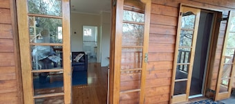 The Lookout@RiverHaven ~ Private timber cabin, river views & huge swimming holes
