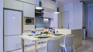 Family Room, City View | Private kitchen | Fridge, microwave, stovetop, cookware/dishes/utensils