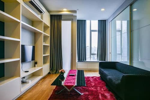 Appartamento Deluxe, vista città | Area soggiorno | TV 40 pollici con canali digitali