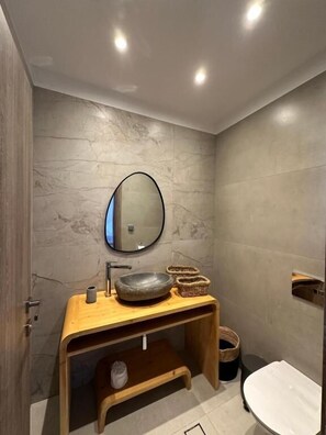Deluxe-sviitti, patio, merinäköala | Kylpyhuone | Ilmaiset hygieniatuotteet, hiustenkuivaaja, tohvelit, pyyhkeet