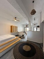 Suite Deluxe, patio, vistas al mar | Caja fuerte, escritorio, espacio para trabajar con un portátil