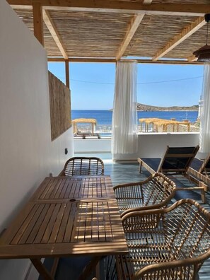 Deluxe-sviitti, patio, merinäköala | Ulkoruokailutilat